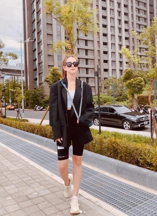 昆凌穿西装搭牛仔裤秀修长美腿 甜笑回眸明媚清甜