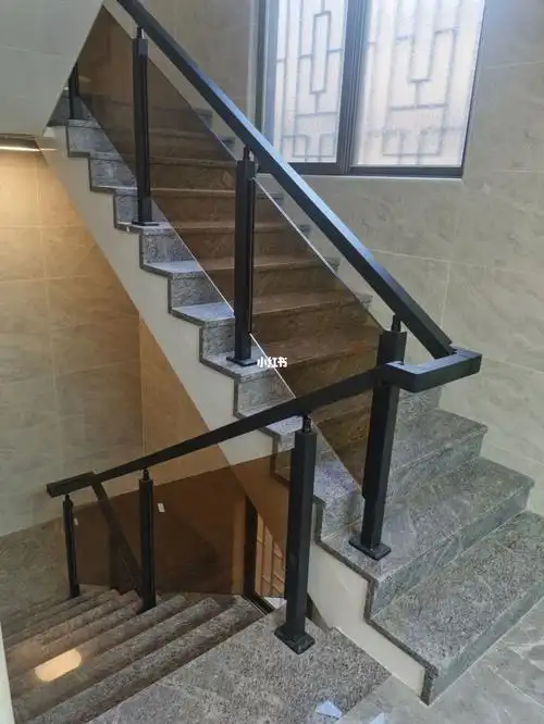 现代风烤黑漆楼梯护栏,简约通透(图文)