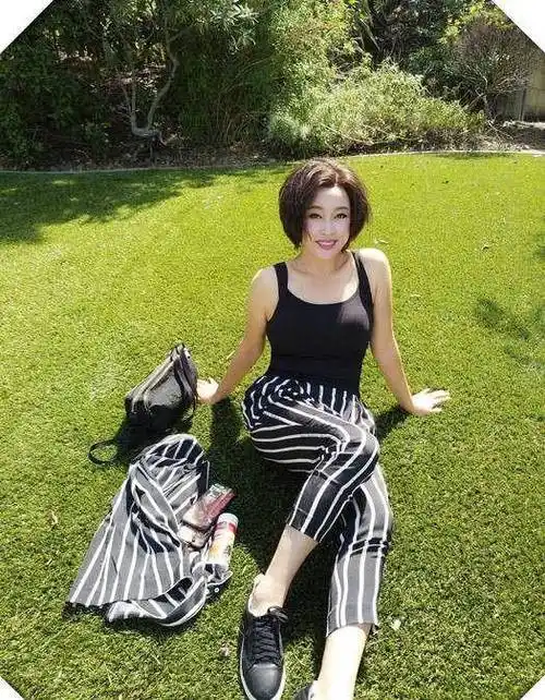 刘晓庆终于剪短发,新发型配西装优雅减龄,63岁直接美回33岁_衣服_外套