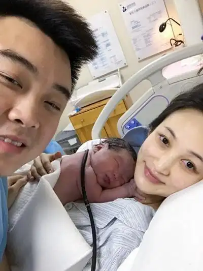 世界冠军王皓全家近照妻子美丽大方儿子不喜欢乒乓球