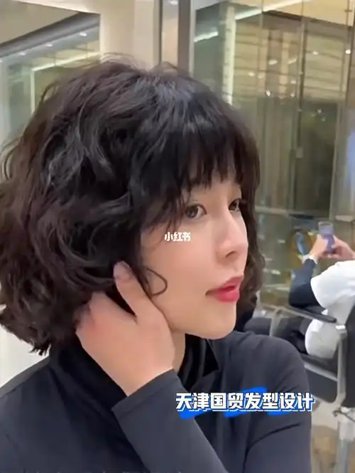 不挑人的女生烫发发型73蓬松显发量多港风范