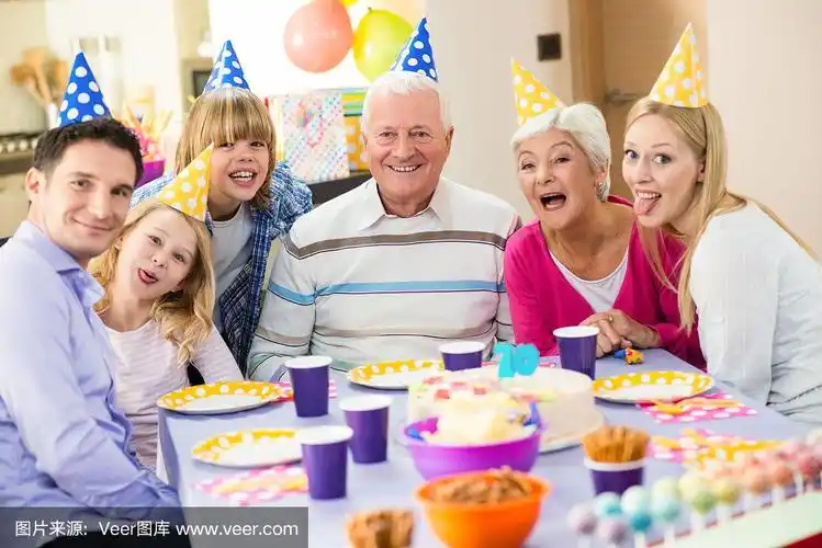 在爷爷的生日聚会上,快乐的一家人