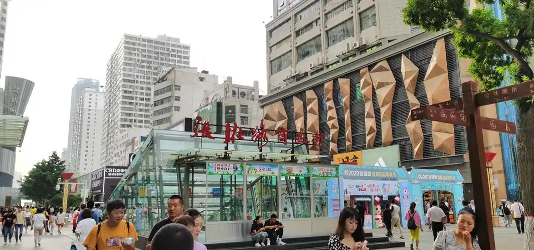 著名的张掖路步行街