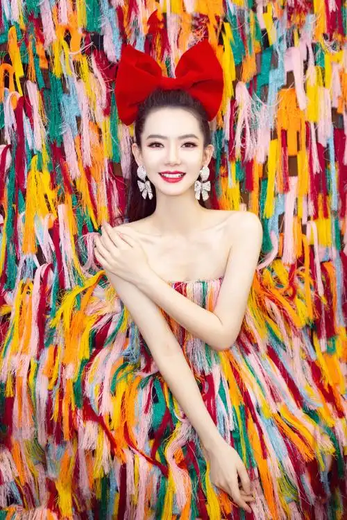 这条裙子只有戚薇敢穿,七彩流苏搭配米妮发箍,比lucky还俏皮