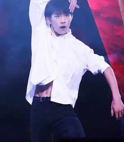 同样是17岁,王源的锁骨,易烊千玺的腹肌真好看啊!