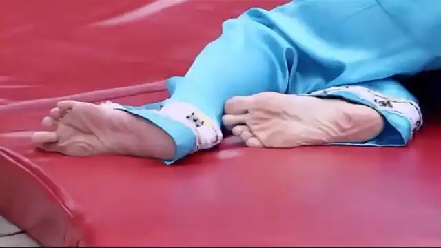 郭碧婷玩指压板太拼了竟把一双脚折磨成这样向佐看了不得心疼死