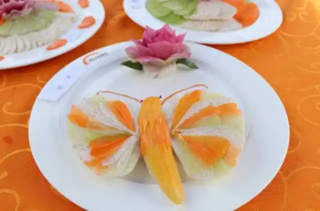 冷拼又称花色冷盘,花色拼盘,工艺冷拼等,是由一般的冷菜拼盘逐渐发展