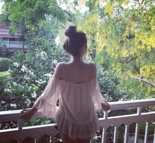 背影丸子头女生头像