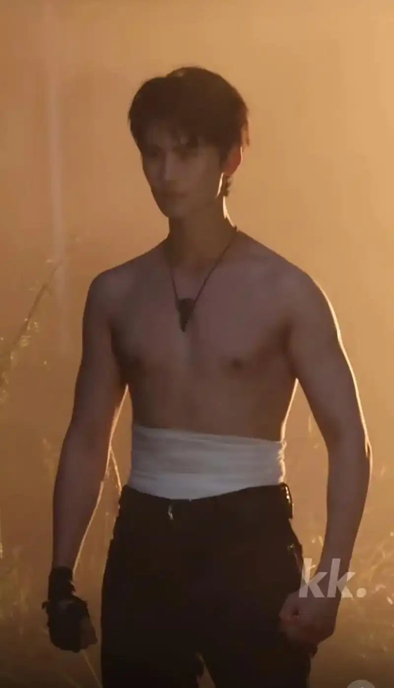 现在我觉得小黄可以把光光整个包起来#黄俊捷