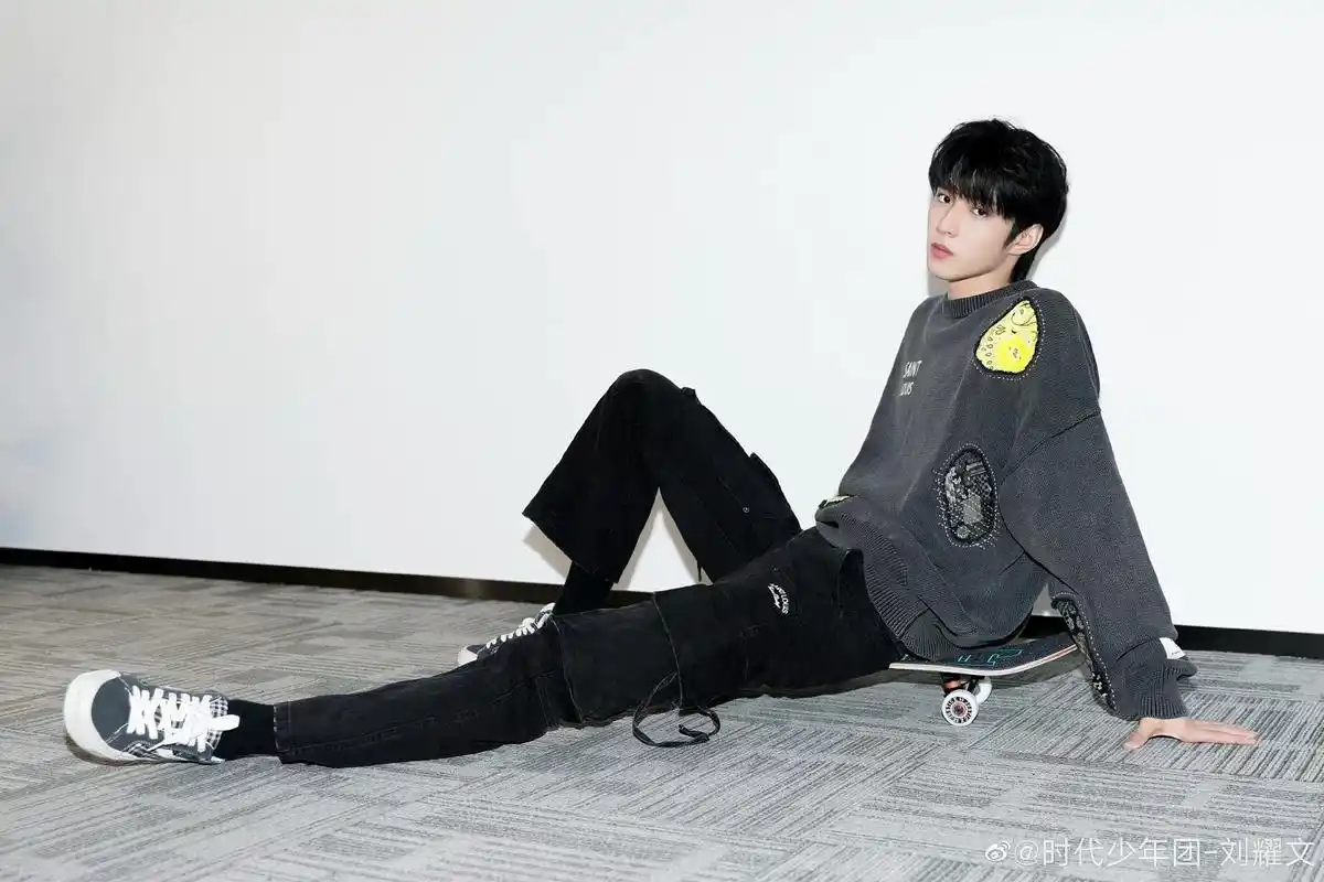 期待多多更博你的滑板少年已上线,帅哥侧脸真的太绝啦刘耀文终终终于