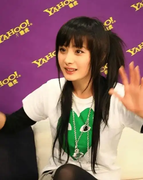 杨幂早年青涩照曝光五官精致皮肤白皙如同一位清纯可人的学生