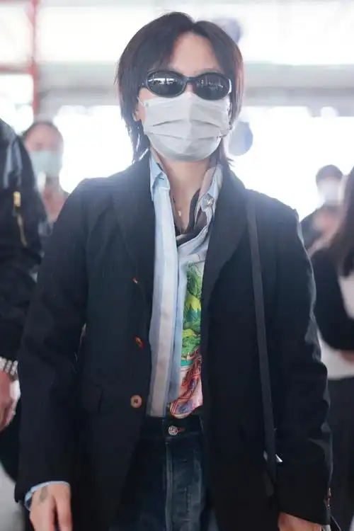 置顶周笔畅超话#周笔畅出道19周年快乐#这谁顶得住啊!老公