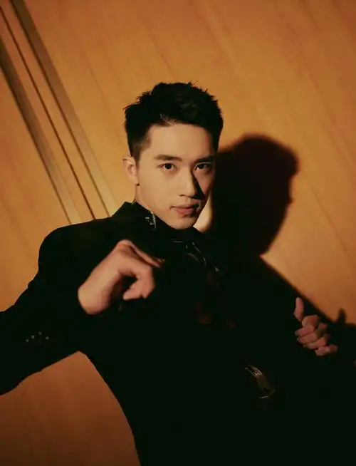 instyle大明星#昨晚,@许魏洲zz以寸头造型亮相某盛典.