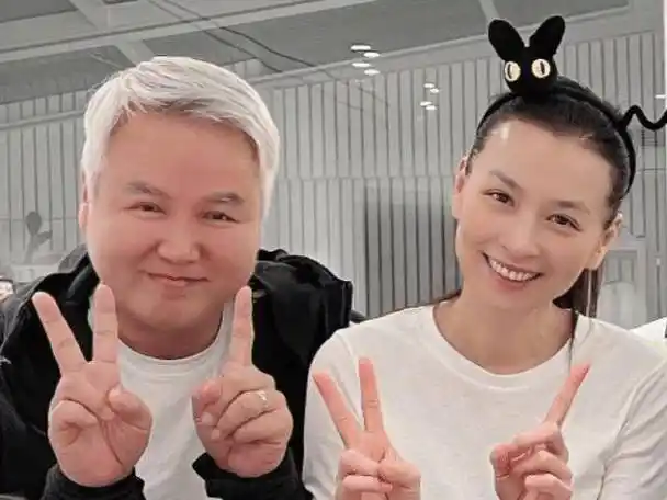 张庭为孩子过生日,不化妆还露额头,51岁素颜竟比12岁女儿还好看_林瑞