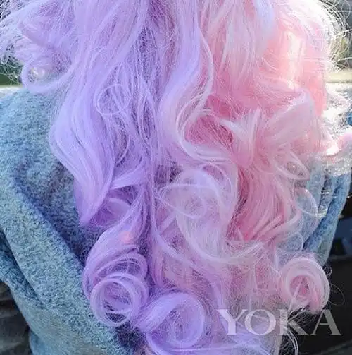 除了披散开来,用一半是紫色漂染,另一半是孔雀绿色漂染做搭配进行编发