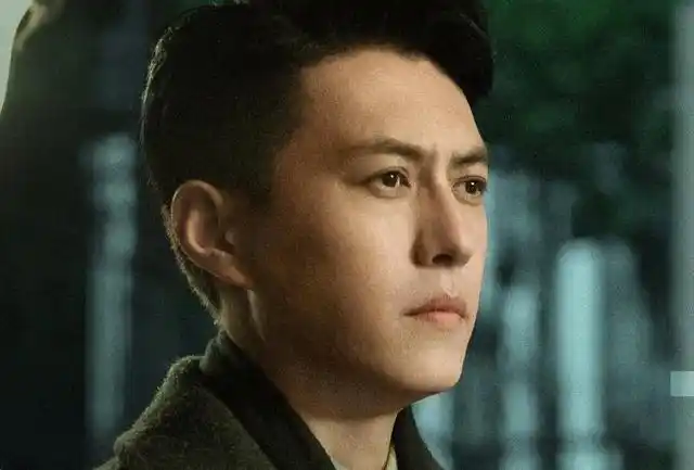 说到靳东,可以说是大众偶像了,尤其是在电视剧《我的前半生》中饰演的