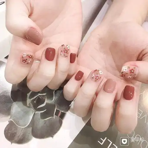方圆形豆沙色手绘花朵短指甲美甲图片