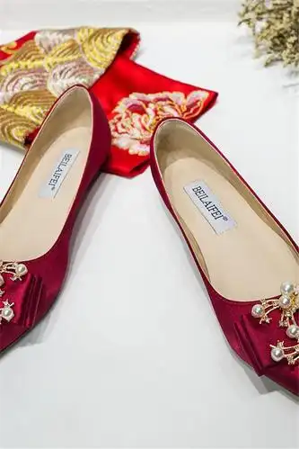新款平底婚鞋女红色孕妇新娘结婚礼服婚纱冬季秀禾服上轿鞋子