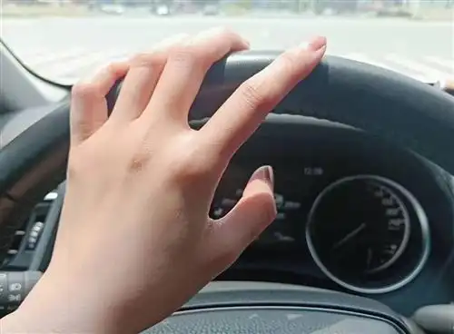 女人握方向盘霸气说说