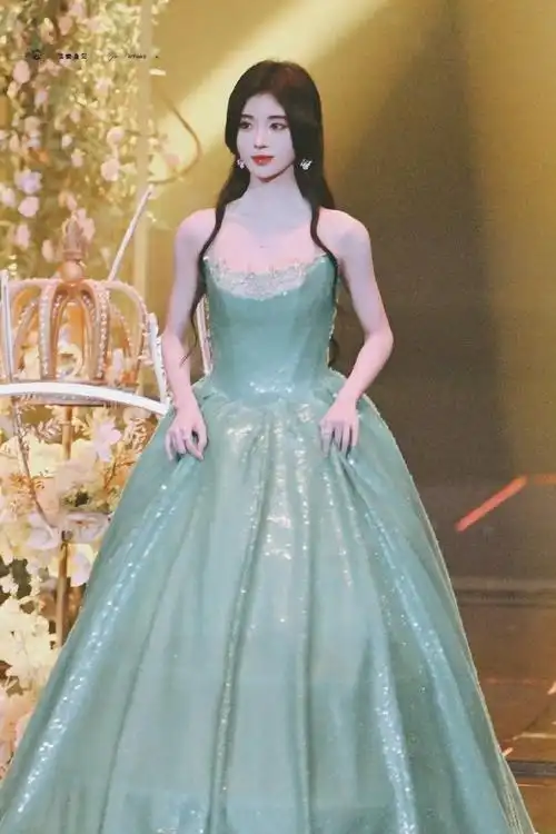 鞠婧祎披发公主裙##鞠婧祎公主裙好美