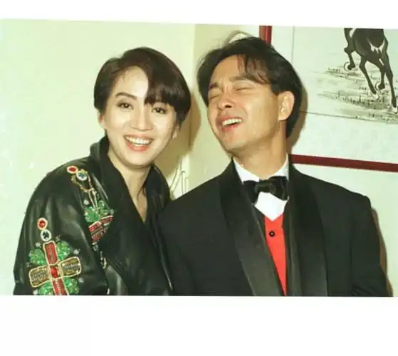 张国荣  是啊活不出梅艳芳,爱不出张国荣.