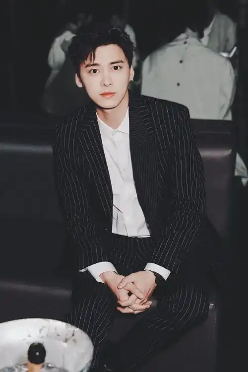 挑战每天按相册顺序发一张李易峰的照片