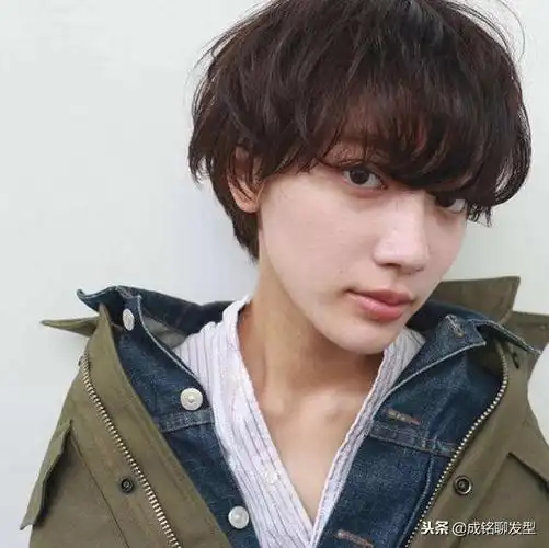 发际线低额头窄的女生,适合什么发型?