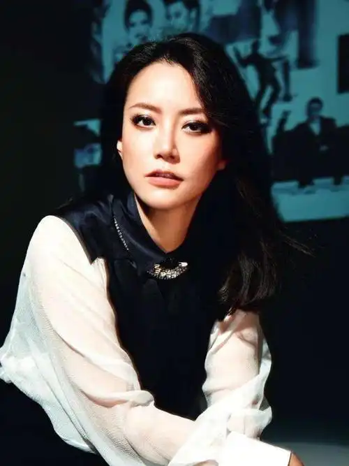 最美经纪人霍汶希样貌出众穿搭时髦哪像50岁的人