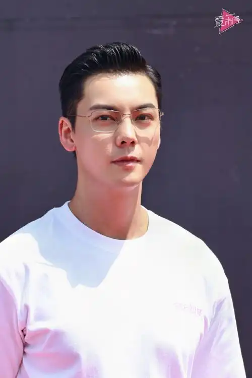 陈伟霆超话  2024/06/10 陈伟霆许我耀眼开机 高清图  @william威廉陈