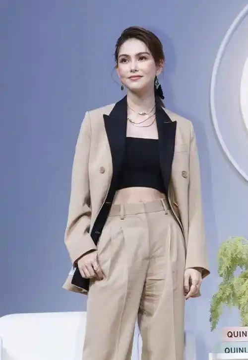 天王嫂昆凌真是嫂子界top小蛮腰盈盈一握不像生过两个娃