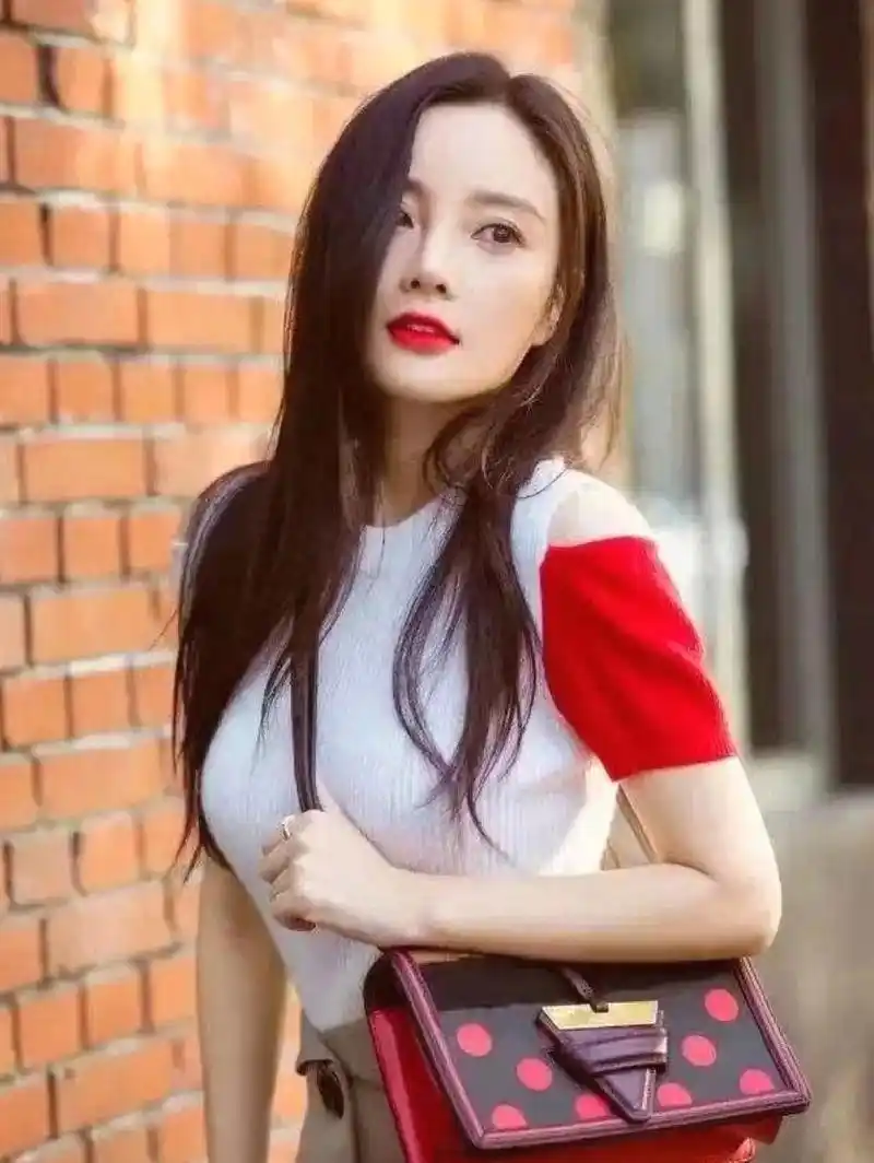 李小璐的快乐生活给你正能量  自从"做头发"事件以后,李小璐这些年过