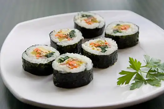 寿司一盘有黄瓜条鸡蛋鱼肉紫菜的日本寿司特写日本生鱼片拼盘摆盘