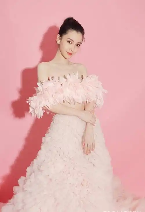 杨颖这也太敢穿了,裹一圈"花瓣"就出来,身材真实又有料_服装_穿着