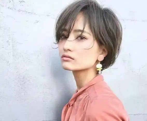 发型底线稍微向内扣一点或者收紧一点,脸型看起来就会拉长柔和许多