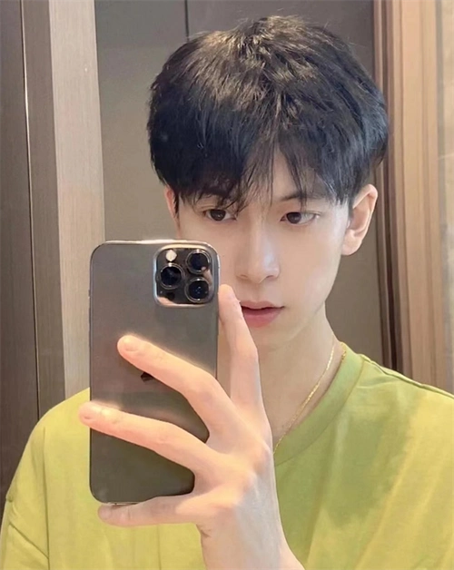 文艺风的碎盖头,利落率性简约,比起传统的短发更有型.