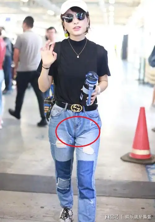 吴昕穿错裤子现身提太高硬勒出三角区网友为显腿长真拼了