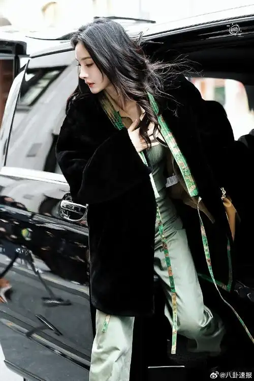 杨幂下车侧颜##杨幂下车侧脸