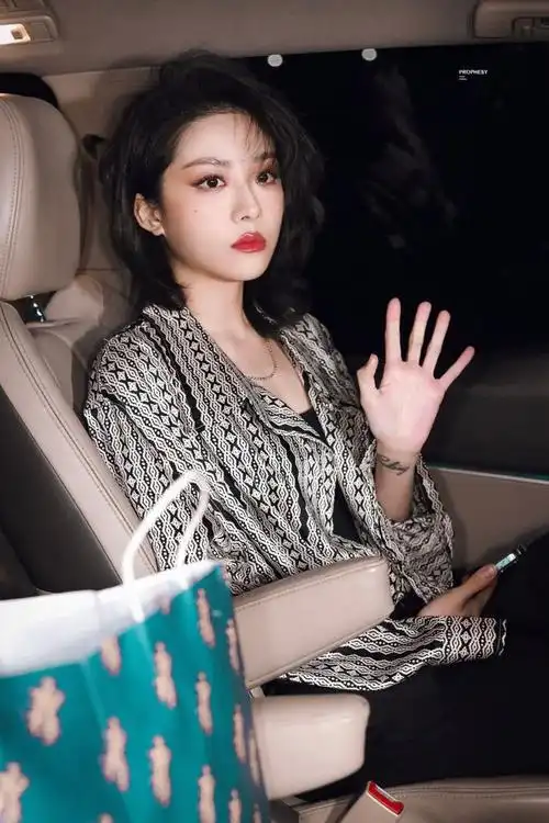 喻言活动下班造型有点狂野冰山脸不苟言笑发型有点凌乱美