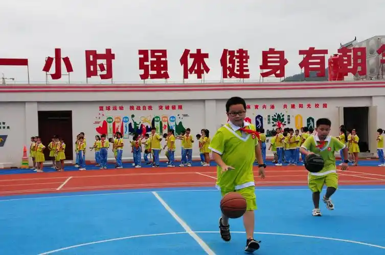 9月7日,石阡县第二小学学生在楼顶操场开展体育锻炼.