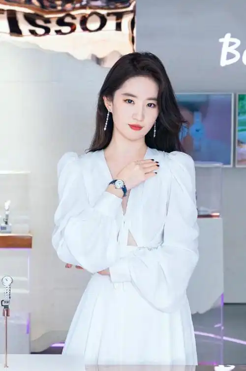 仙气飘逸刘亦菲一袭白色礼服太美啦