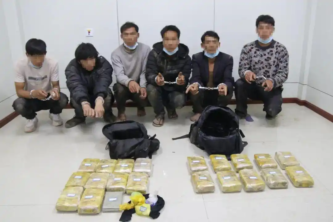 缉毒现场!负伤民警勇斗毒贩抓获6人,缴毒12公斤!