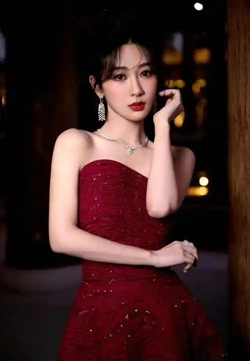 夜空中的女神一袭红裙,杨紫的浪漫礼服_红玫瑰_红色_连衣裙