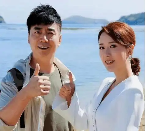 原创国家一级演员范明与大6岁总裁妻子恩爱23年继子是他骄傲