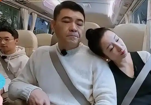 王新军与秦海璐巨婴症儿子现已9岁看到长相后网友大为吃惊