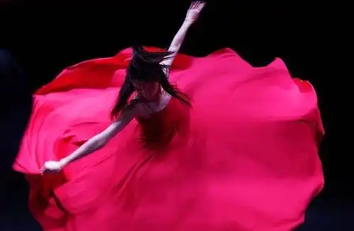 大家都看了没,从娇艳玫瑰到凋零花朵,《荞麦疯长》里的钟楚曦像一团