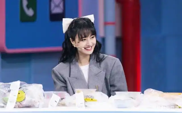 郑爽一直都是一个甜美系的少女,没想到她脏辫造型也很惊艳!