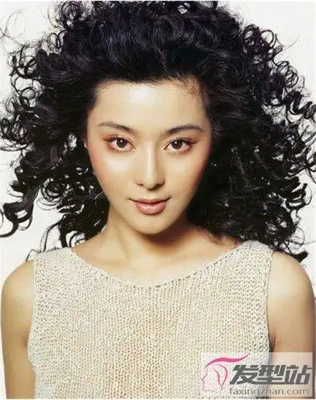 女生短发烫什么流行 锡纸烫彰显夸张的美_发型站_最新流行发型设计