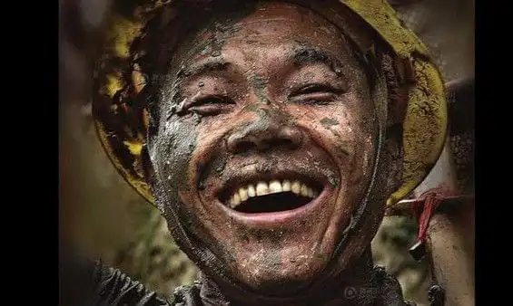 这几张照片就知道民工有多苦,最后一张直接看哭_网易订阅