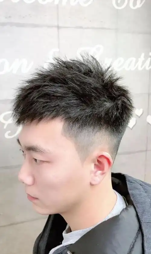 夏日男生清爽发型推荐