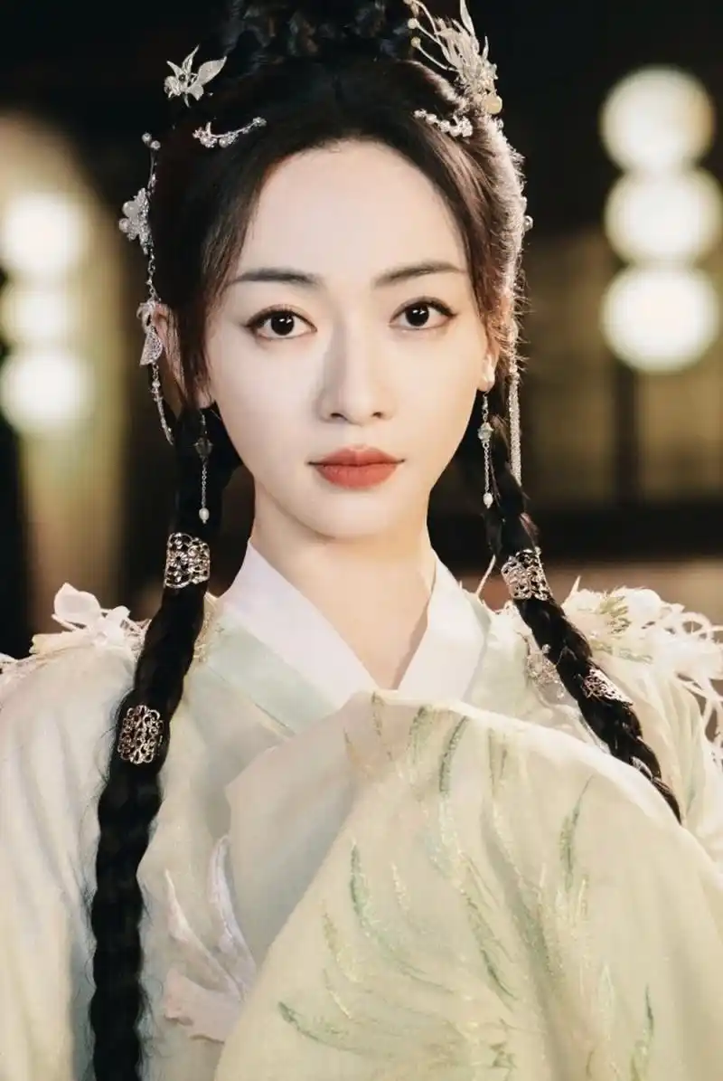 吴谨言还是蛮耐看的尤其是最近主演的电视剧《墨雨云间》推荐各位小